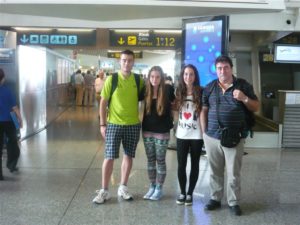 Los cuatro viajeros en el aeropuerto