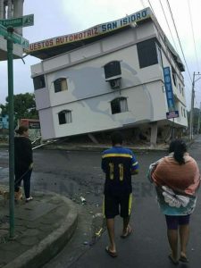 Un edificio destruido en San Isidro