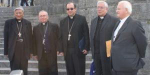 Mons. Nestor Herrera, primero por la izquierda el pasado mes de octubre en Urkiola, junto a otros obispos ecuatorianos en el homenaje a Mons. Bittor Garaigordobil en su 100 cumpleaños.