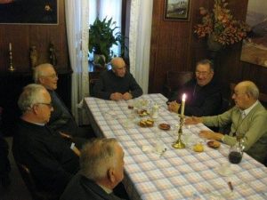 En la imagen, de izquierda a derecha, Joseba Legarza, Mons. Jesús Sádaba (Capuchino, obispo del Coca), Mons. Gonzalo López Marañón (fallecido ayer), Mons. Bittor Garaigordobil, Mons. Miguel Asurmendi y Mons. Jesús Ramón Martínez de Ezquerecocha (+), gran amigo de Mons. Gonzalo López Marañón.