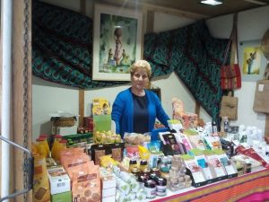 Gloria atendiendo el puesto en el Festival de las Naciones