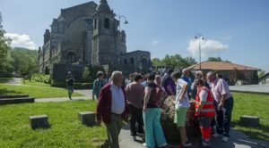 En la imagen, gente dando vueltas a la piedra de Urkiola, como manda la tradición.
