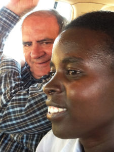 Juan Ramón Etxebarria junto a Mukamana Gaudence, en Rwanda.