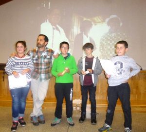 Algunos de los niños y niñas que participaron de la experiencia, junto al Cuenta cuentos, Iñaki Carretero.